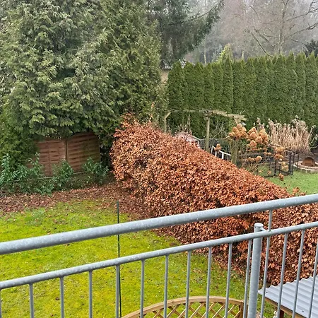 Komplette Oberwohnung 70 Qm, 2 Zimmer, Bad, Separater Zugang Διαμέρισμα *