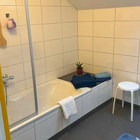 Komplette Oberwohnung 70 Qm, 2 Zimmer, Bad, Separater Zugang Όλντεμπουργκ