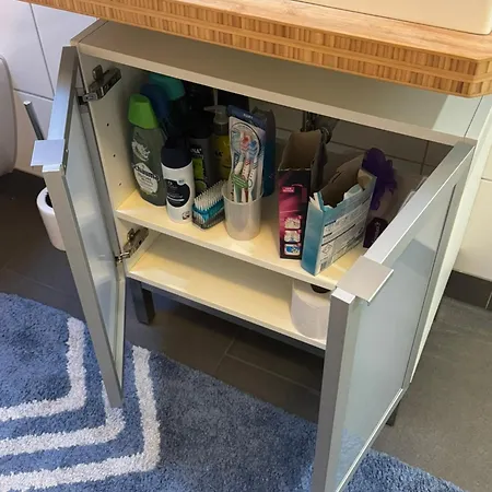 Komplette Oberwohnung 70 Qm, 2 Zimmer, Bad, Separater Zugang Διαμέρισμα